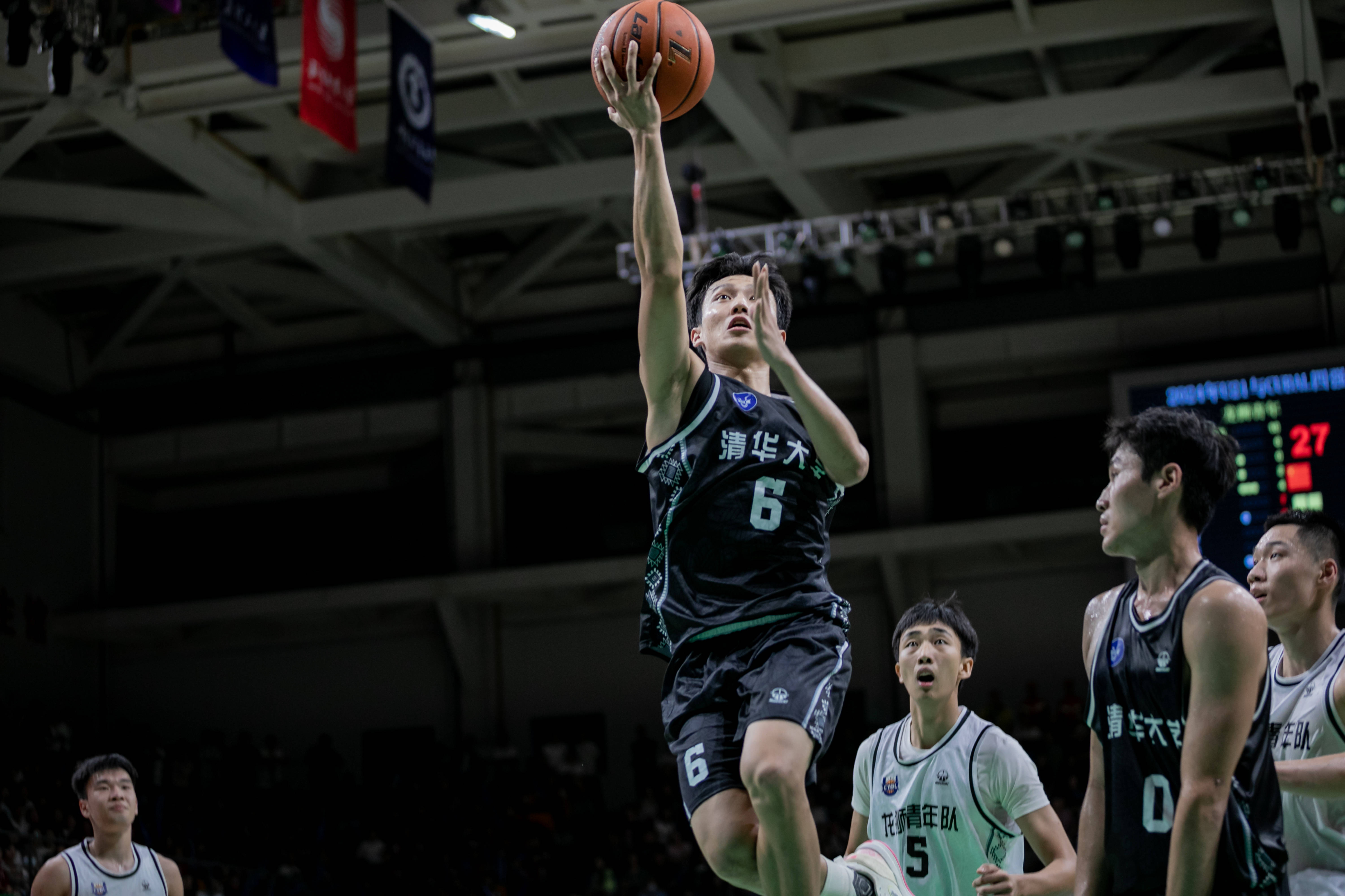 爱游戏体育:大学生篮球明星引领风采，为校园体育增添新动力与活力